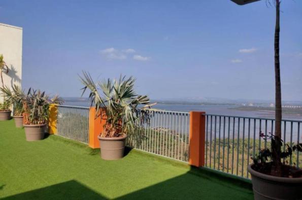 Pool And Garden View Good Stay Premium 2 Bhk Flat 104 다볼림 외부 사진